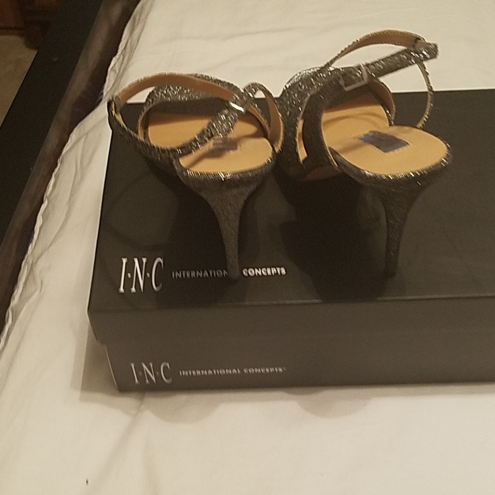 Shoes - Picture 4 of 5